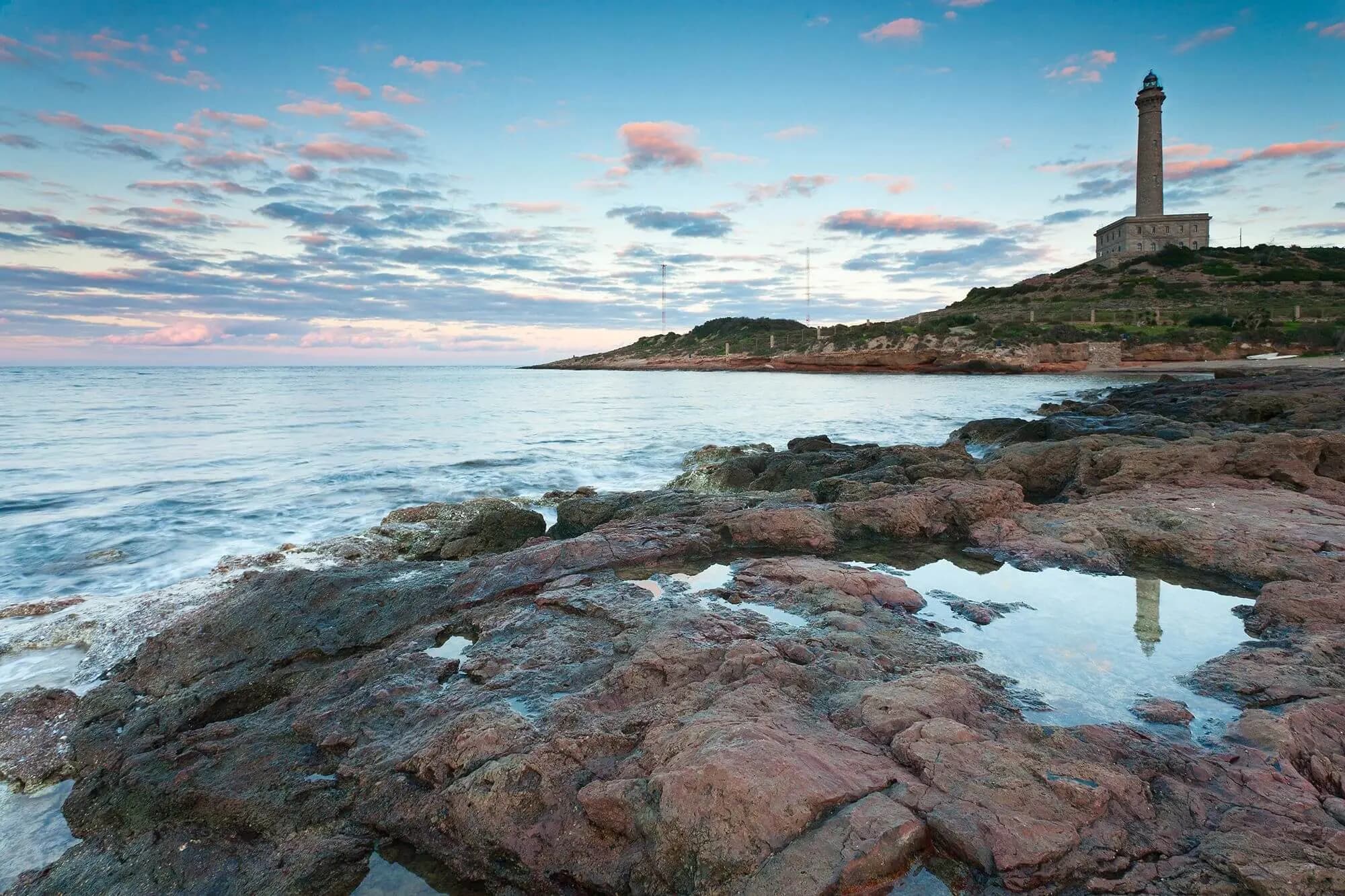 Costa con faro - Agencia Inmobiliaria MKN