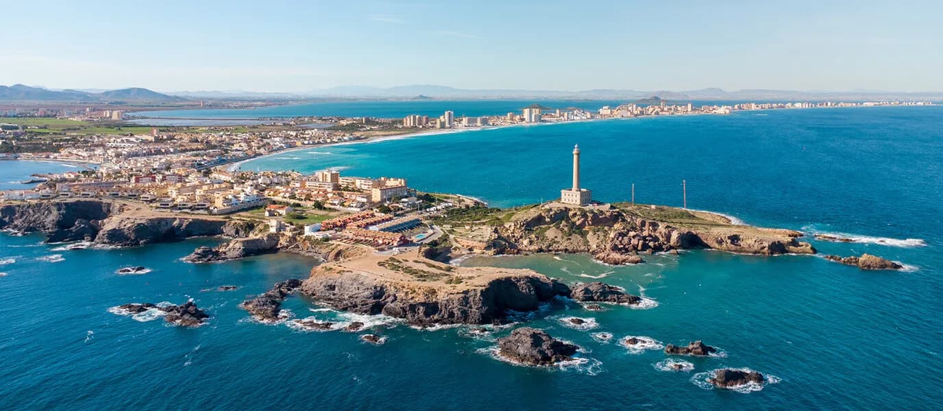 Costa con faro - Agencia Inmobiliaria MKN