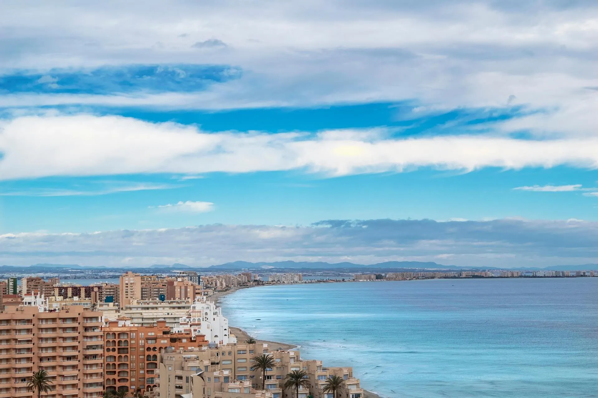 Costa con faro - Agencia Inmobiliaria MKN